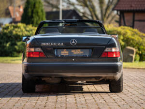 Image 19/44 de Mercedes-Benz 300 CE-24 (1993)