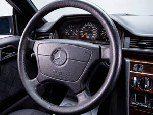 Immagine 21/32 di Mercedes-Benz E 320 (1995)