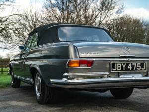 Image 21/50 de Mercedes-Benz 280 SE 3,5 (1971)