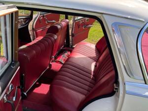Image 13/64 of Mercedes-Benz 220 S b (1965)
