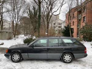 Image 1/21 of Mercedes-Benz 220 TE (1993)