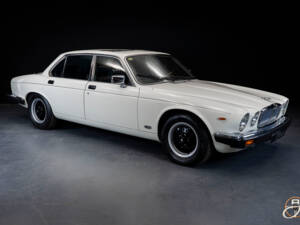Image 7/22 of Jaguar XJ 12 (1986)