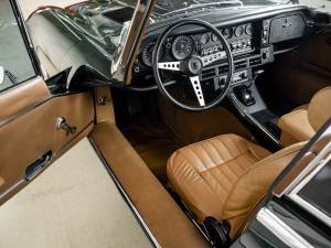 Immagine 7/39 di Jaguar E-Type V12 (2+2) (1971)