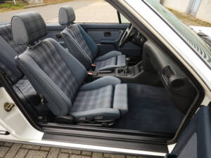 Bild 10/87 von BMW 320i (1989)