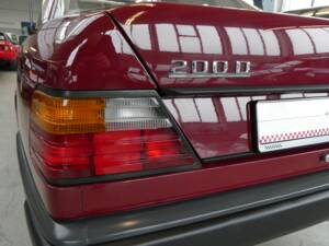 Image 30/42 of Mercedes-Benz 200 D (1987)