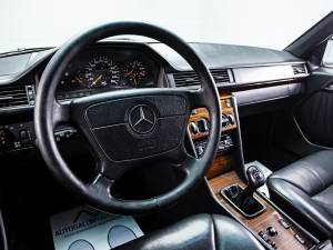 Imagen 15/30 de Mercedes-Benz E 280 Unikat (1994)