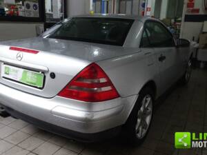 Image 6/10 of Mercedes-Benz SLK 200 Kompressor (1997)
