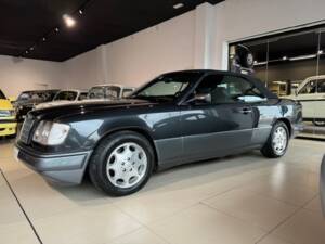 Image 2/28 de Mercedes-Benz E 320 (1995)