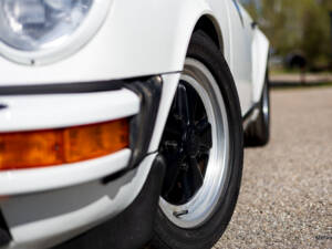 Image 22/45 of Porsche 911 Carrera 3.2 (1984)