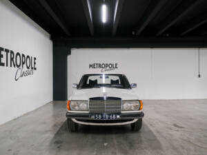 Immagine 4/27 di Mercedes-Benz 230 (1977)