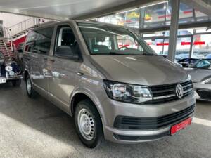 Image 2/17 of Volkswagen T6 Multivan 2.0 TDI (2017)