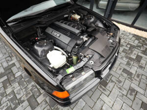 Image 15/99 of BMW 320i (1996)