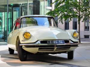 Image 2/56 of Citroën DS 19 (1958)