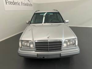 Imagen 2/15 de Mercedes-Benz 220 E (1993)