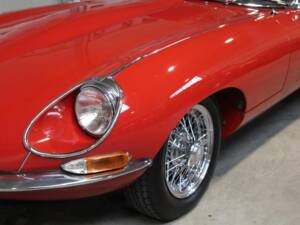 Image 4/11 of Jaguar E-Type (1968)