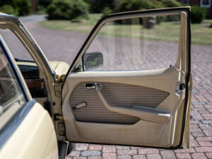 Image 33/40 of Mercedes-Benz 350 SE (1975)