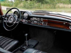 Image 36/50 of Mercedes-Benz 280 SE 3,5 (1970)