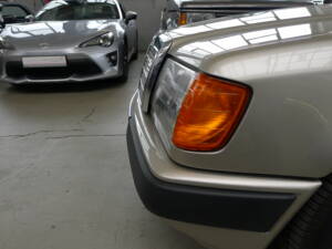 Image 25/33 of Mercedes-Benz 300 CE (1988)