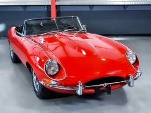 Image 5/7 de Jaguar E-Type (1968)