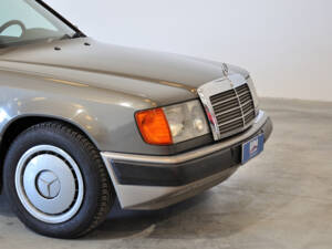 Image 23/25 of Mercedes-Benz 200 E (1992)