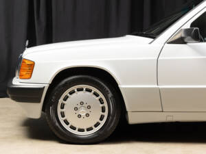 Image 25/78 de Mercedes-Benz 190 E 1.8 (1992)