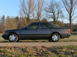 Image 1/92 de Mercedes-Benz 200 D (1989)