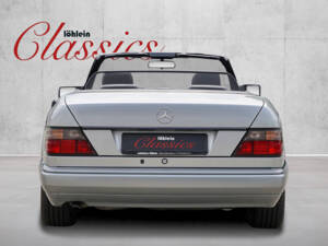 Image 18/24 de Mercedes-Benz E 220 (1996)