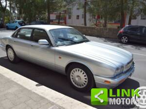 Bild 9/10 von Jaguar XJ6 3.2 (1995)