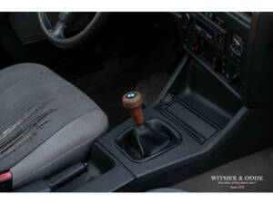 Image 49/50 de BMW 320i Touring (1989)