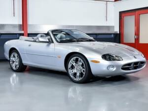 Image 1/7 de Jaguar XK8 4.2 (2003)