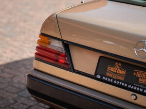 Image 15/40 of Mercedes-Benz 300 CE (1987)