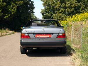 Image 9/50 de Mercedes-Benz 320 CE (1994)