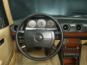 Image 15/30 of Mercedes-Benz 280 CE (1984)