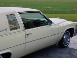 Image 43/50 of Cadillac Coupe DeVille (1977)