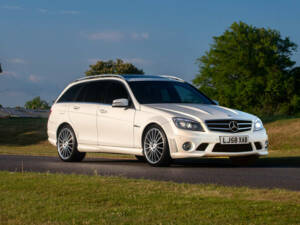 Immagine 7/50 di Mercedes-Benz C 63 AMG T (2009)