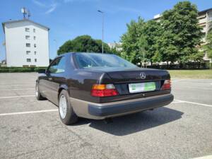 Image 6/10 of Mercedes-Benz 300 CE (1989)