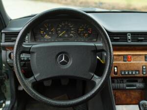 Bild 40/50 von Mercedes-Benz 200 D (1990)