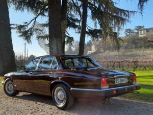 Image 6/15 de Jaguar XJ 6 4.2 (1982)