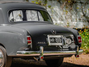Immagine 5/52 di Mercedes-Benz 220 S (1956)