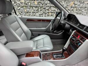 Imagen 91/100 de Mercedes-Benz 300 CE (1992)
