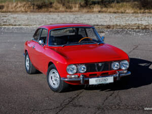 Image 8/43 of Alfa Romeo 2000 GT Veloce (1972)