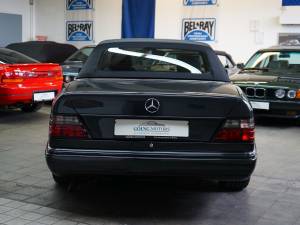 Image 13/34 of Mercedes-Benz E 500 (1995)