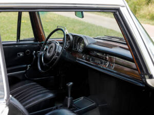 Image 22/50 of Mercedes-Benz 280 SE 3,5 (1970)