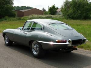 Image 6/22 de Jaguar E-Type (1968)
