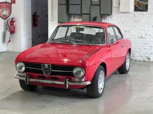 Image 10/63 de Alfa Romeo Giulia GT 1300 Junior (1973)