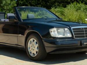 Image 27/50 de Mercedes-Benz 200 CE (1997)