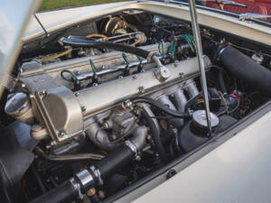 Image 40/42 of Aston Martin DB 6 Mk II Volante (1970)