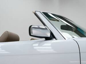 Image 15/15 of Mercedes-Benz 560 SL (1988)