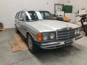 Image 4/22 of Mercedes-Benz 230 T (1979)