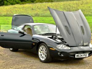 Image 14/50 de Jaguar XKR (2000)